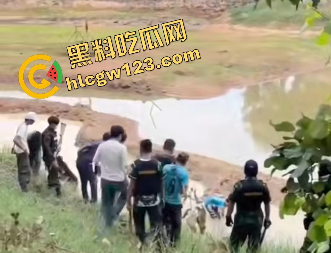 印度小哥翘屁股挑衅精神小伙被操翻!群殴打得满地找牙,警察来了也在一旁看戏!-5