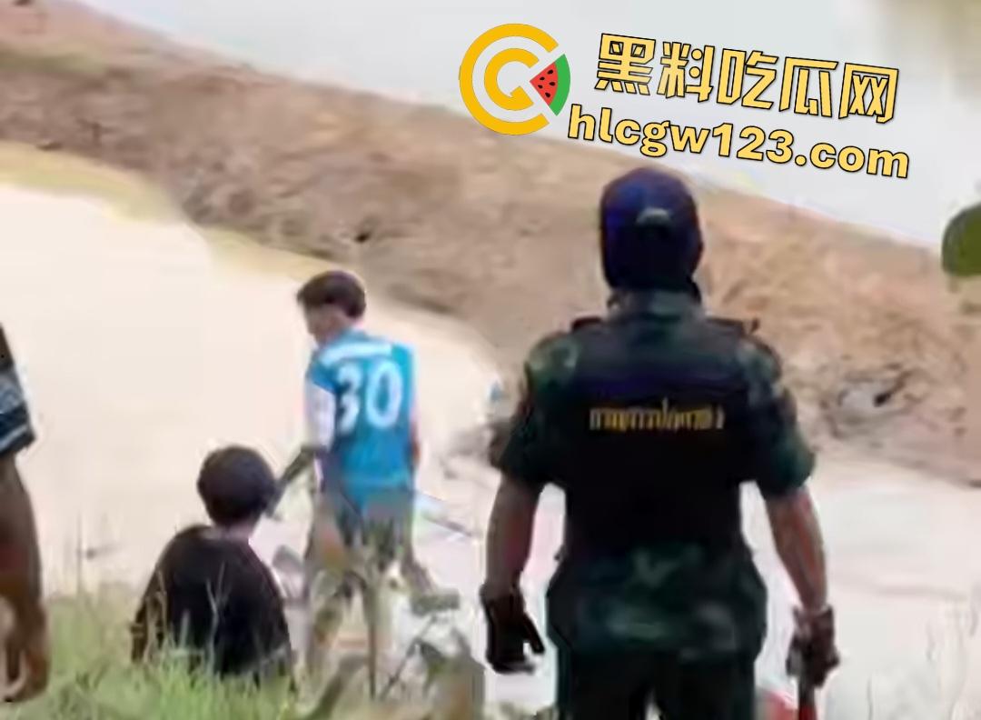 印度小哥翘屁股挑衅精神小伙被操翻!群殴打得满地找牙,警察来了也在一旁看戏!-6