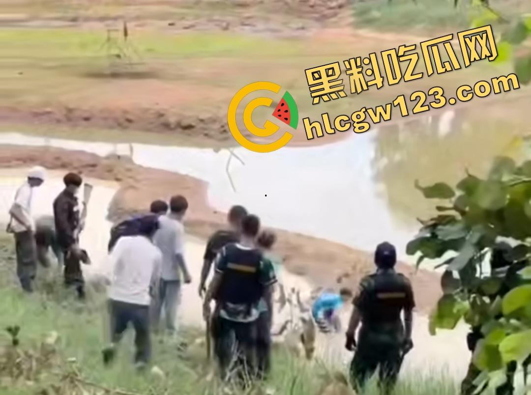 印度小哥翘屁股挑衅精神小伙被操翻!群殴打得满地找牙,警察来了也在一旁看戏!-8