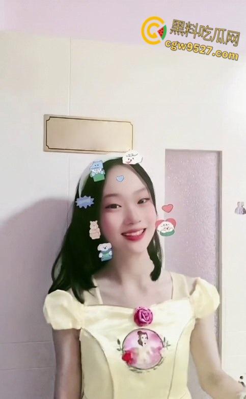 山东高中生少女【曹羽萌】,和男友厕所激情啪啪,熟练的跪在地上口交,白嫩酮体被狠狠后入打桩 !-3