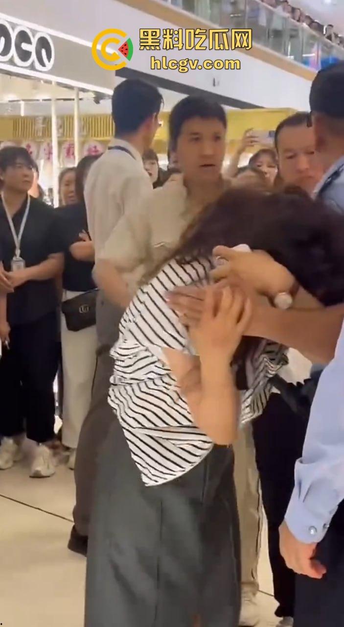 陕西女子带弟弟商场捉奸,姐弟联手怒打小三和渣姐夫!小三哭惨,姐夫被按墙扇脸不敢吭声!-5