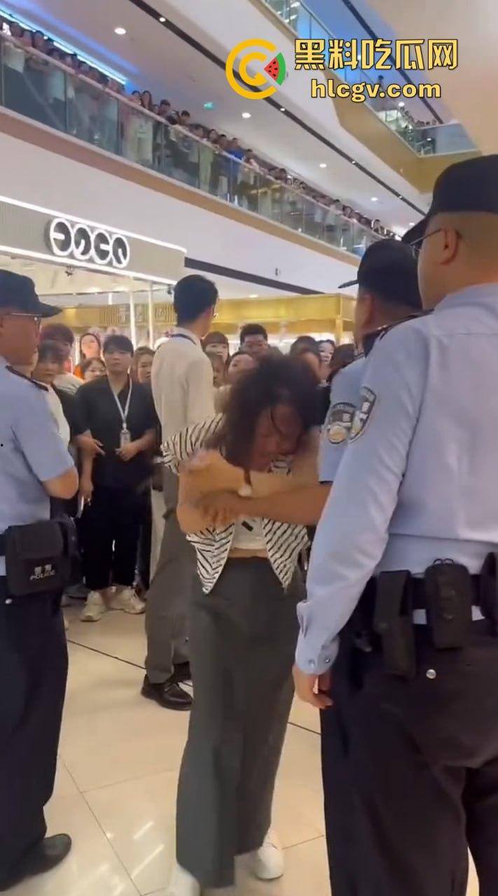 陕西女子带弟弟商场捉奸,姐弟联手怒打小三和渣姐夫!小三哭惨,姐夫被按墙扇脸不敢吭声!-8