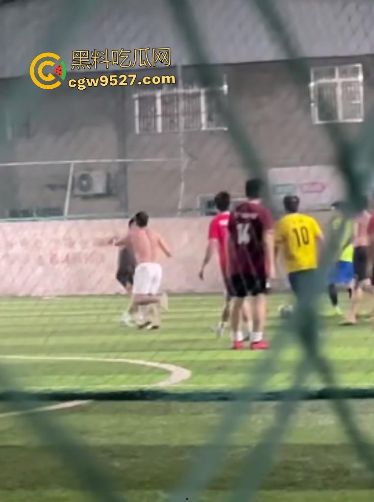广西散打冠军灰衣男足球场血虐黄衣莽夫!两三成功力一拳爆鼻血,黄衣挑衅秒跪!-3