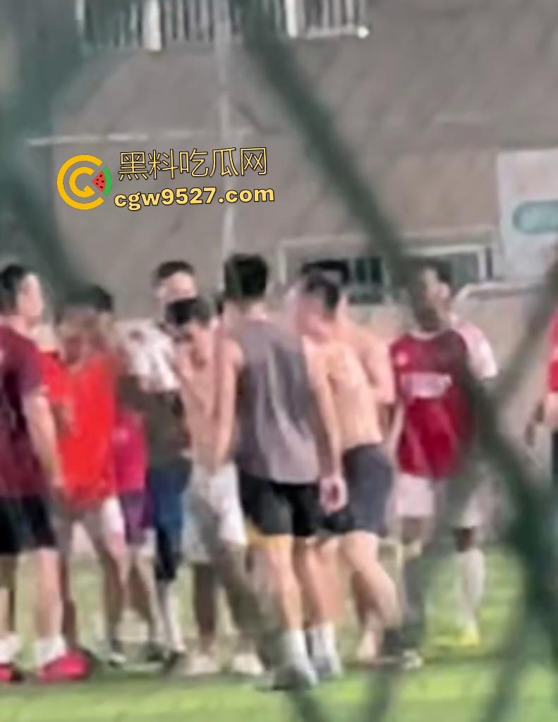 广西散打冠军灰衣男足球场血虐黄衣莽夫!两三成功力一拳爆鼻血,黄衣挑衅秒跪!-7