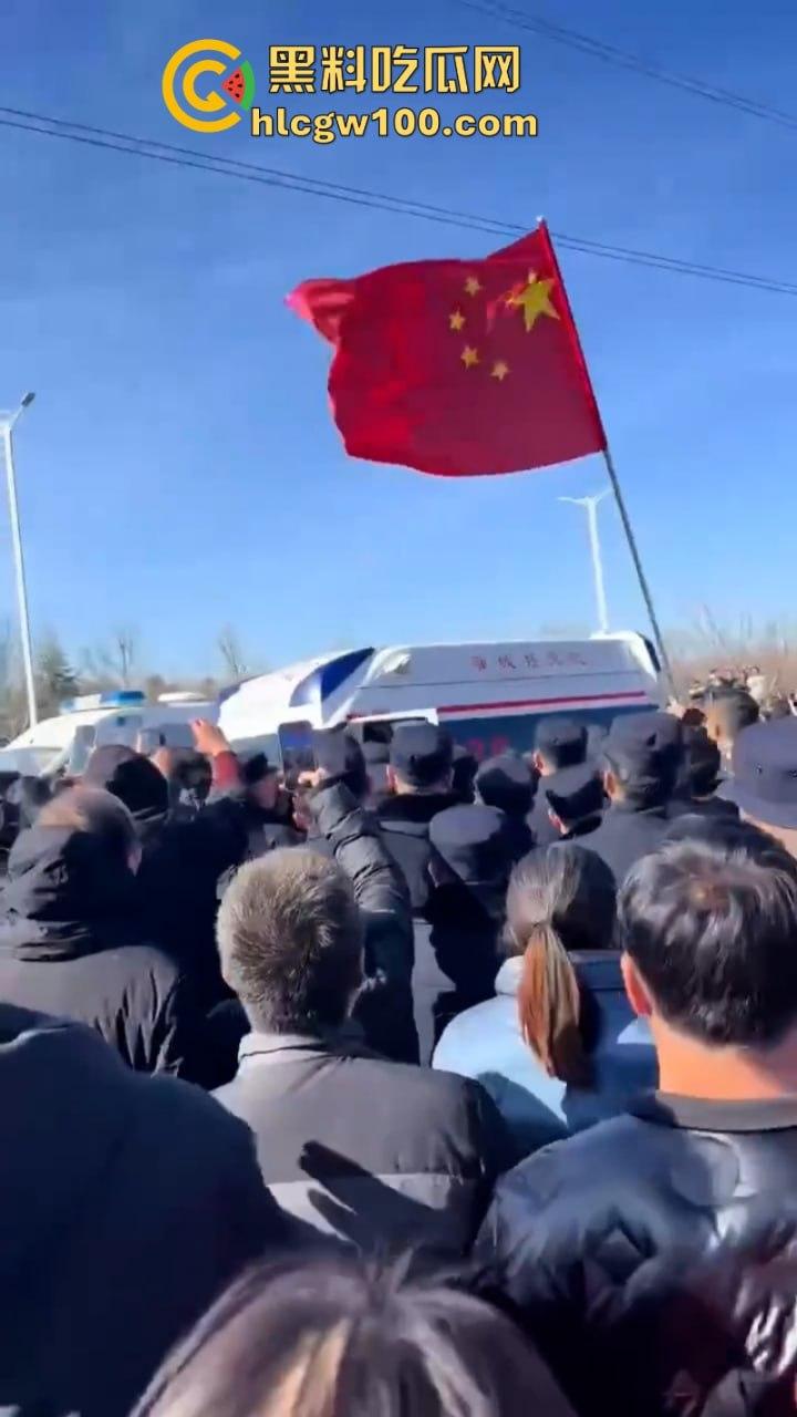 蒲城职高男生坠楼事件矛盾激化 现场禁传视频流出!上万家长围堵副校长愤怒挥拳 武警吓得把高压水枪都拿出来了-9