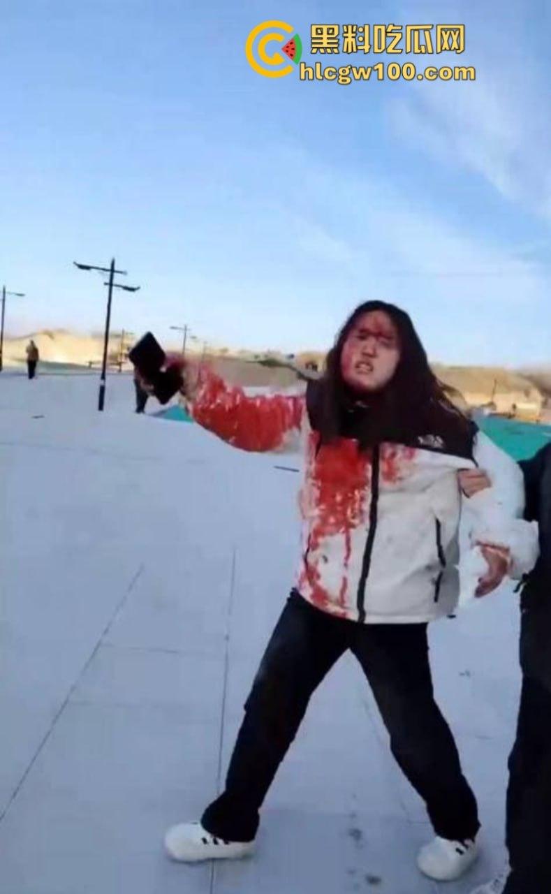 蒲城职高男生坠楼事件矛盾激化 现场禁传视频流出!上万家长围堵副校长愤怒挥拳 武警吓得把高压水枪都拿出来了-14