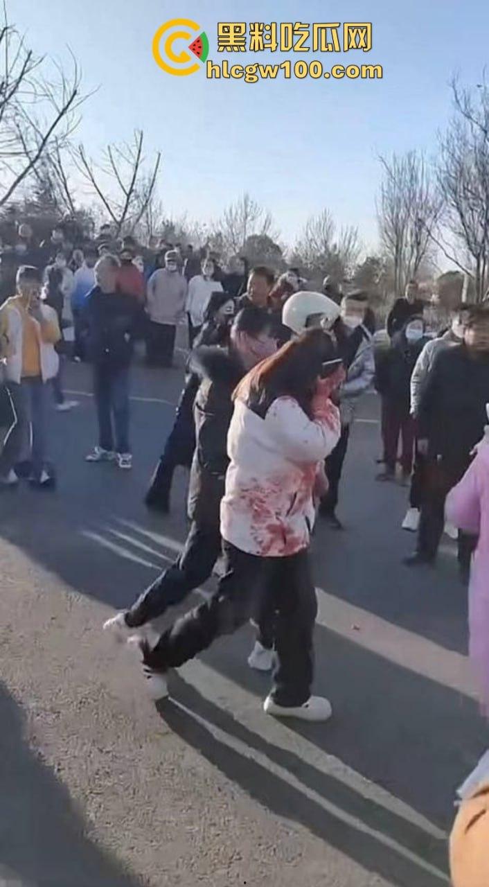 蒲城职高男生坠楼事件矛盾激化 现场禁传视频流出!上万家长围堵副校长愤怒挥拳 武警吓得把高压水枪都拿出来了-15