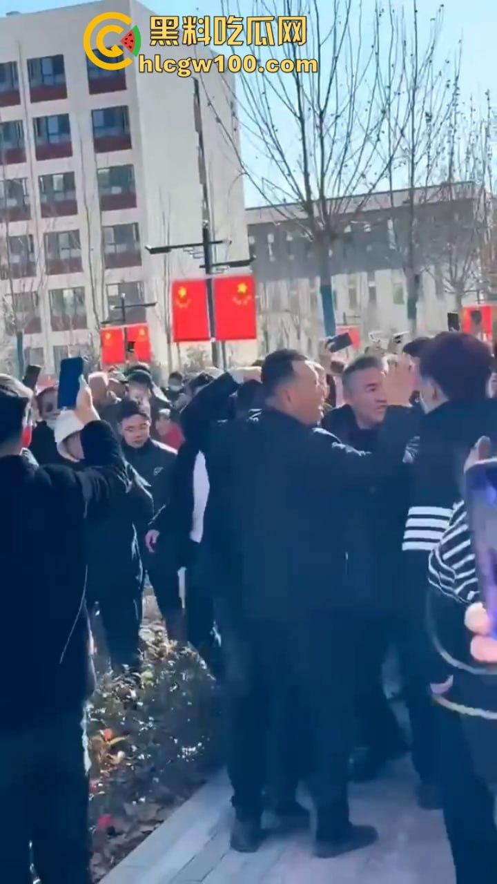 蒲城职高男生坠楼事件矛盾激化 现场禁传视频流出!上万家长围堵副校长愤怒挥拳 武警吓得把高压水枪都拿出来了-18