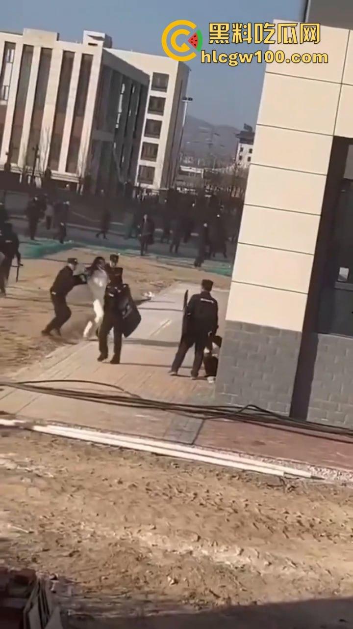 蒲城职高男生坠楼事件矛盾激化 现场禁传视频流出!上万家长围堵副校长愤怒挥拳 武警吓得把高压水枪都拿出来了-19