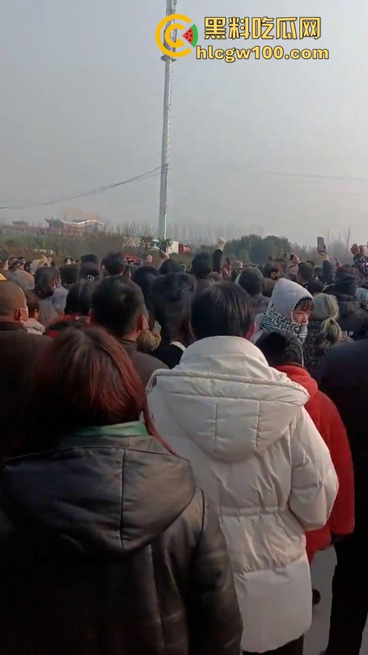 蒲城职高男生坠楼事件矛盾激化 现场禁传视频流出!上万家长围堵副校长愤怒挥拳 武警吓得把高压水枪都拿出来了-22