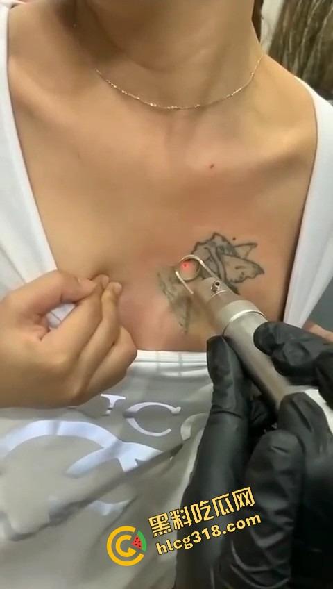 纹的时候笑得像疯子，洗的时候哭得像狗，精神小妹胸口洗纹身，找到接盘侠就开始洗过往了？-8