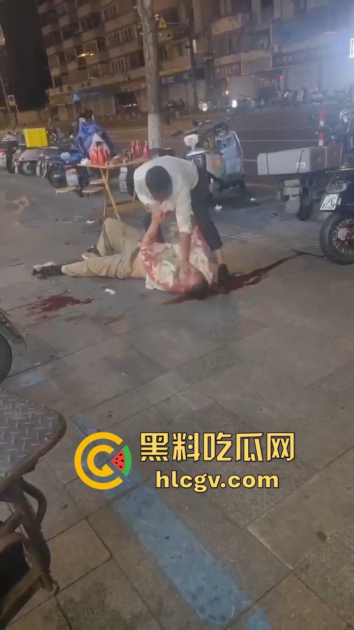 南通东北烧烤场闹大事!两桌人喝多对视一眼就起冲突,口角升级直接捅人!看人一眼都要命!-5