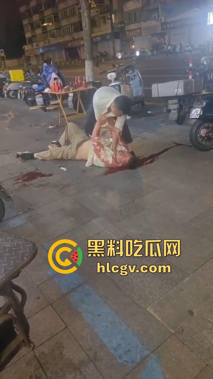 南通东北烧烤场闹大事!两桌人喝多对视一眼就起冲突,口角升级直接捅人!看人一眼都要命!-10
