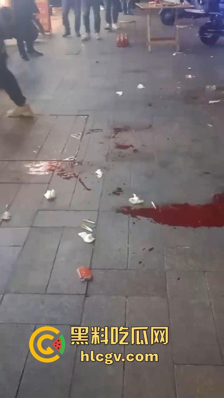 南通东北烧烤场闹大事!两桌人喝多对视一眼就起冲突,口角升级直接捅人!看人一眼都要命!-11