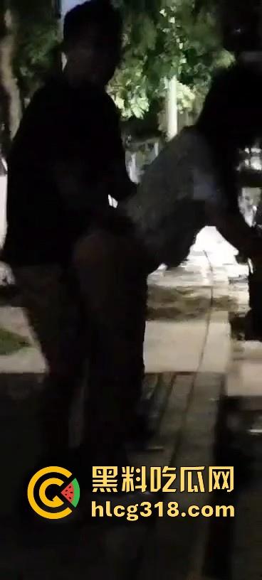 货车夫妻路边野战!面对偷拍围观者毫不慌张 还把肥臀翘起来一点方便老哥入深一点 巨骚无比!-2