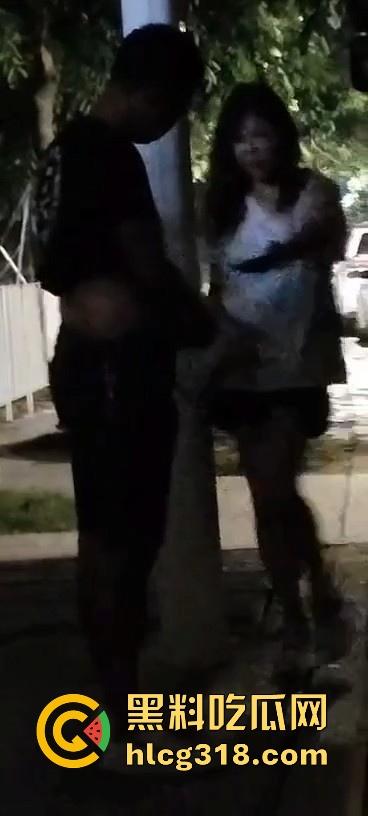 货车夫妻路边野战!面对偷拍围观者毫不慌张 还把肥臀翘起来一点方便老哥入深一点 巨骚无比!-5