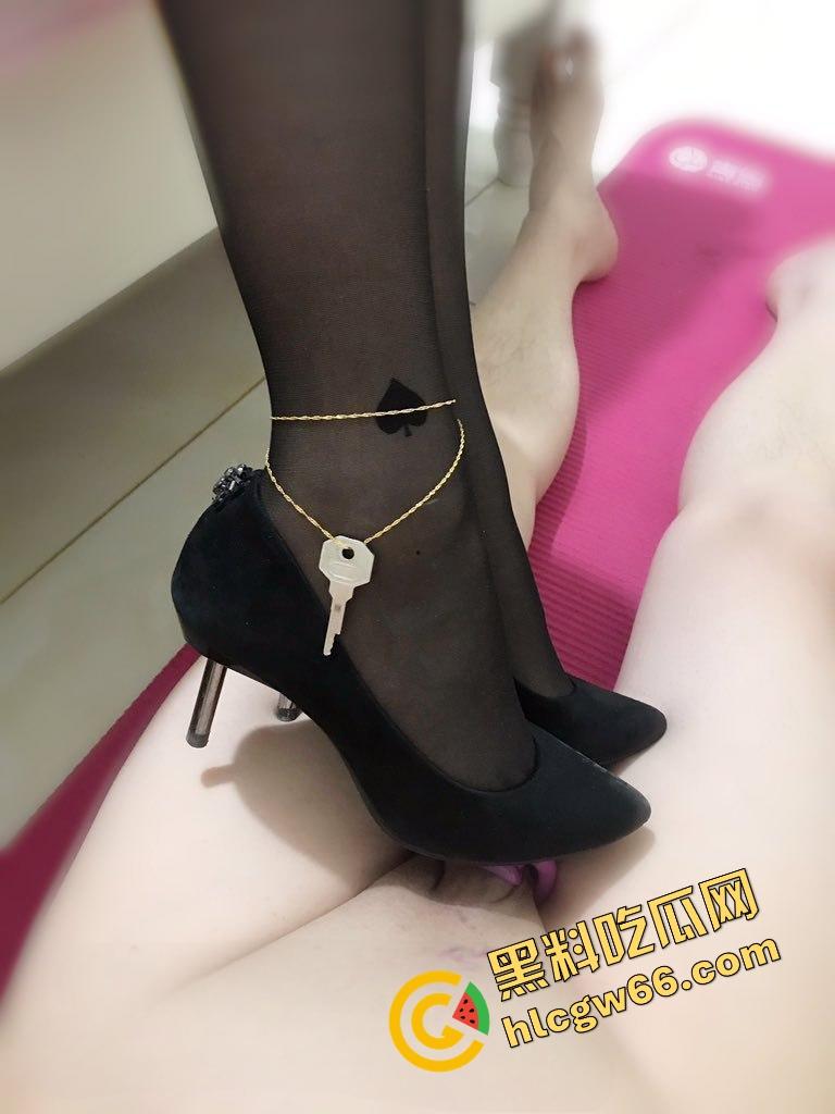 江苏绿奴博主【1314roxy】投稿，亲手把骚妻送上别人的床，看主绿当场操成母狗，自己一边撸管一边哆嗦高潮-4