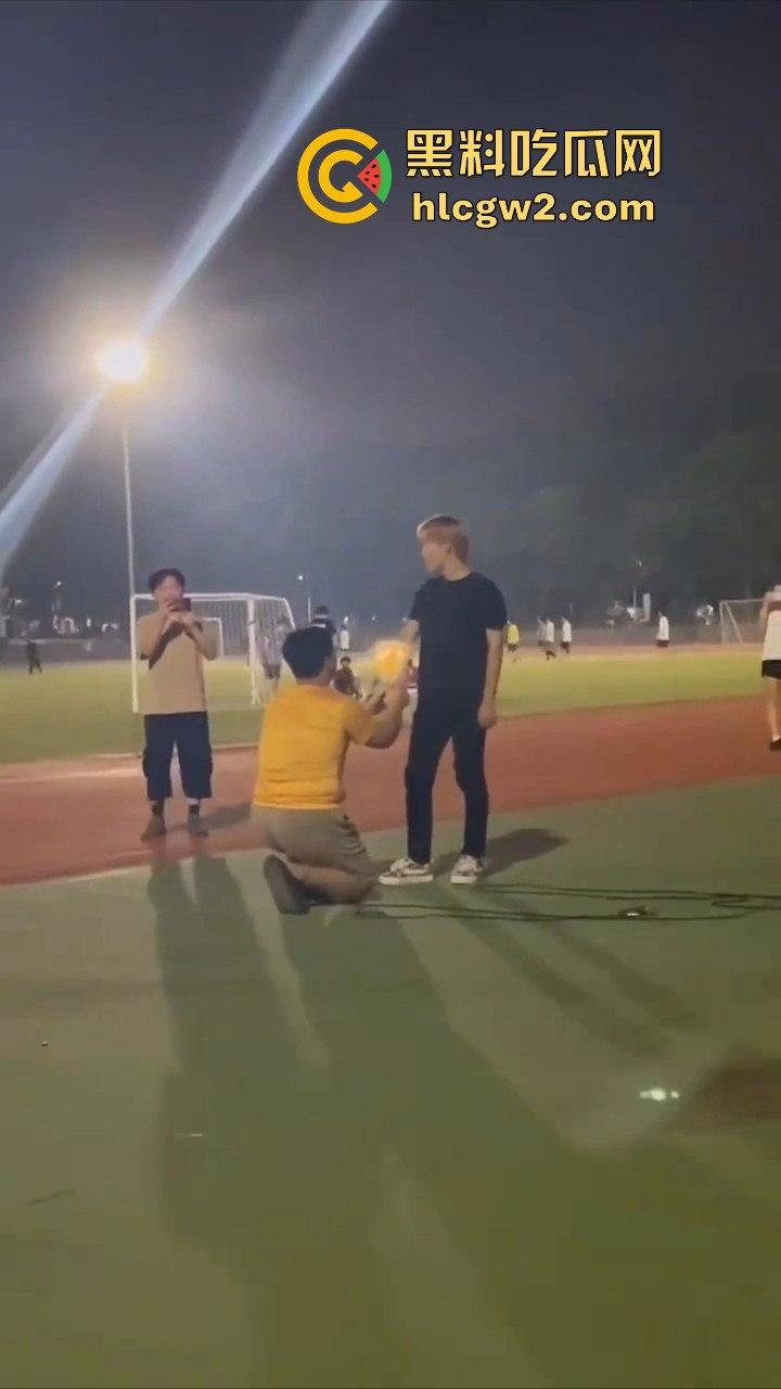 三亚北校区表白失败 男子向另一个男生求婚 吃瓜的直接被求到头上 无语问没事吧您? 真是搞笑社死!-1
