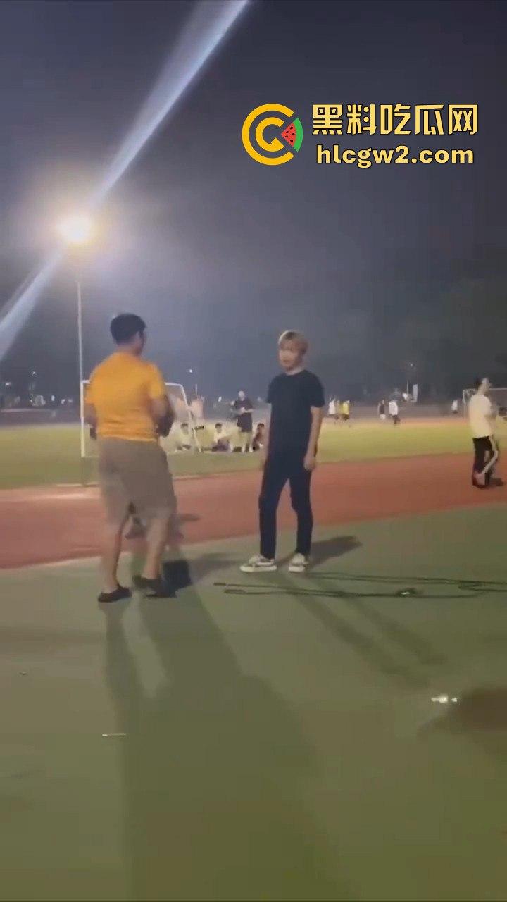 三亚北校区表白失败 男子向另一个男生求婚 吃瓜的直接被求到头上 无语问没事吧您? 真是搞笑社死!-2