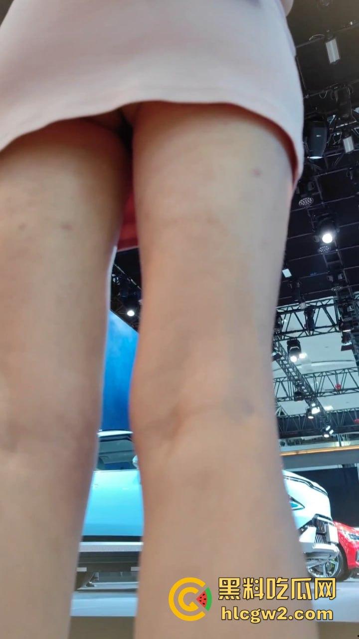 广州极品车模太诱人裙底被抄底偷拍,短裙下面逼毛可见 车展手枪侠现场撸射销售,大屁股销售成了发泄靶子!-1