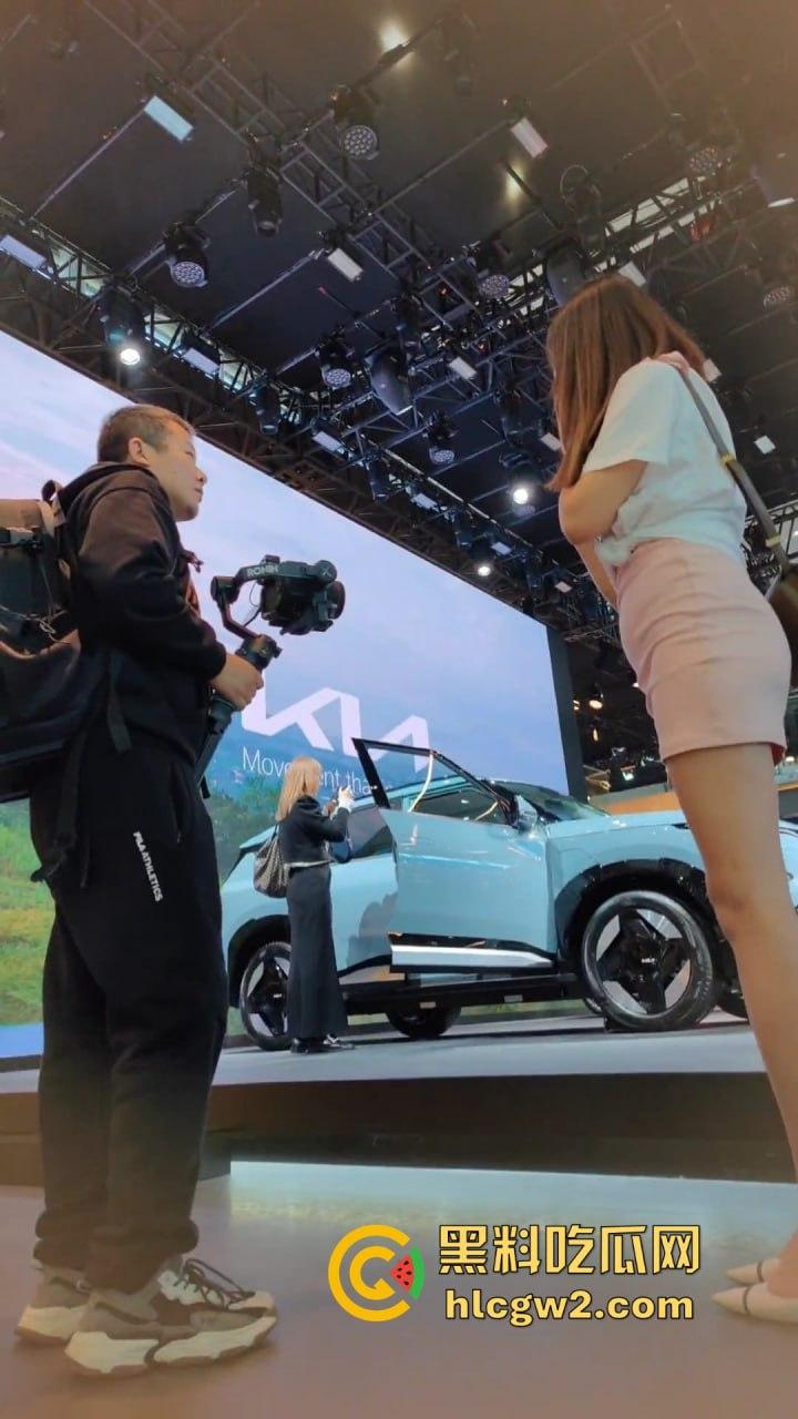 广州极品车模太诱人裙底被抄底偷拍,短裙下面逼毛可见 车展手枪侠现场撸射销售,大屁股销售成了发泄靶子!-4