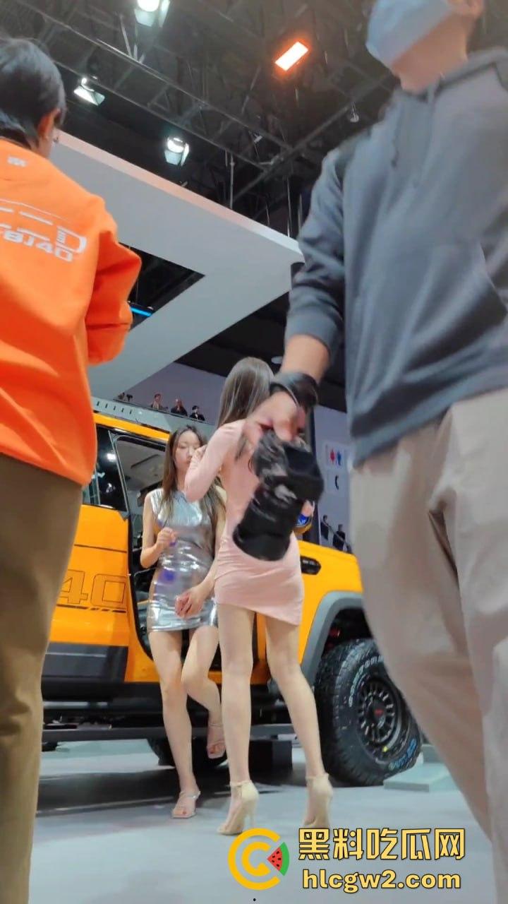 广州极品车模太诱人裙底被抄底偷拍,短裙下面逼毛可见 车展手枪侠现场撸射销售,大屁股销售成了发泄靶子!-11