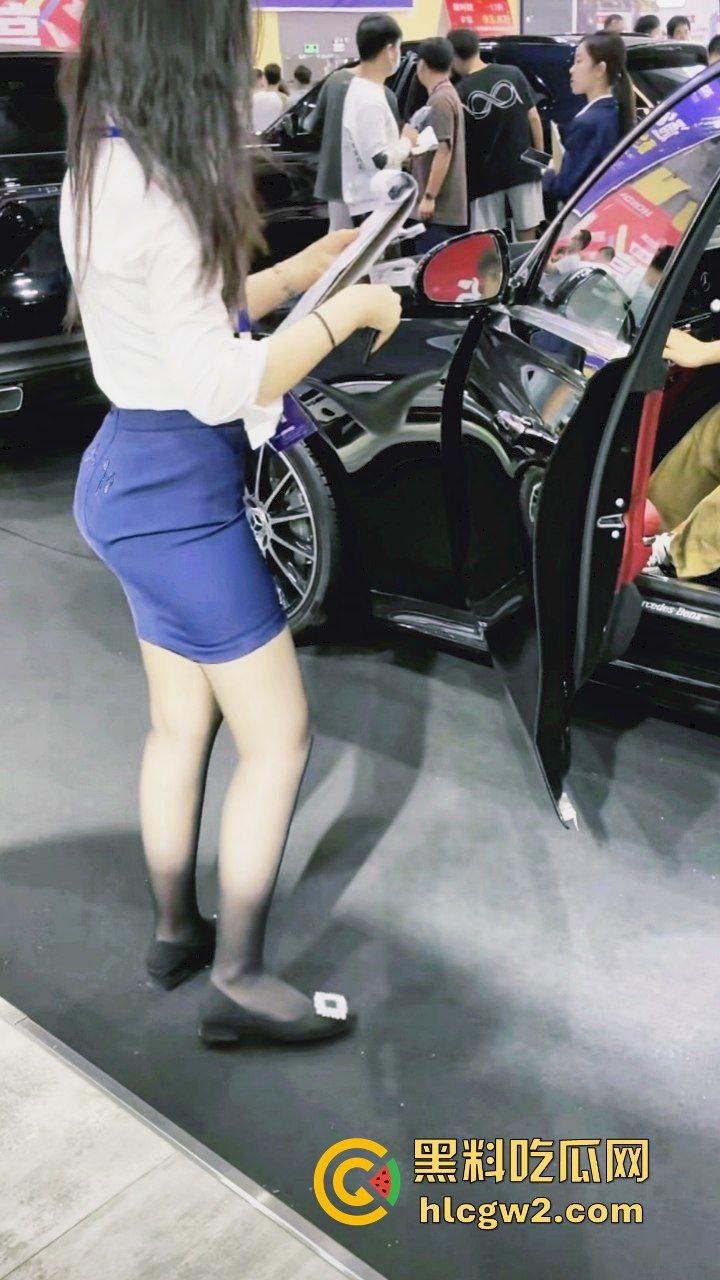 广州极品车模太诱人裙底被抄底偷拍,短裙下面逼毛可见 车展手枪侠现场撸射销售,大屁股销售成了发泄靶子!-12