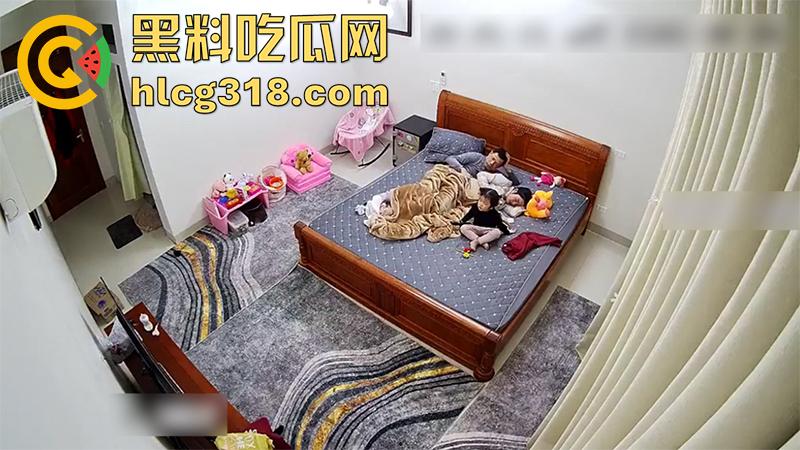公公当着孩子面操儿媳,趁儿子不在家来到儿媳房间,借口看孙女实际操儿媳,监控拍下做爱现场!-1