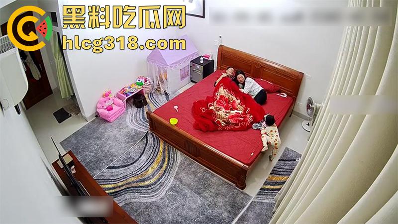 公公当着孩子面操儿媳,趁儿子不在家来到儿媳房间,借口看孙女实际操儿媳,监控拍下做爱现场!-2