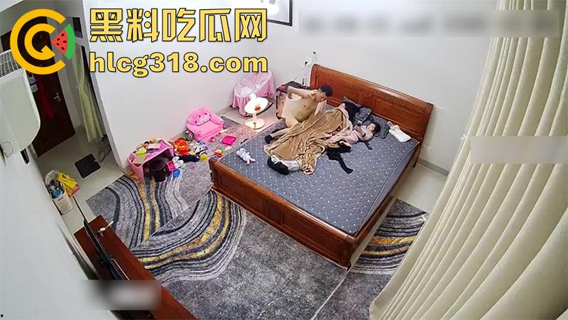 公公当着孩子面操儿媳,趁儿子不在家来到儿媳房间,借口看孙女实际操儿媳,监控拍下做爱现场!-5