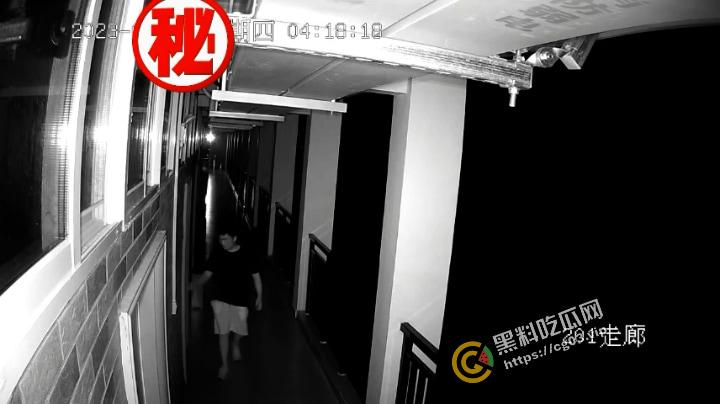 住宿一定要关紧门窗，变态翻墙爬楼嵌入宿舍摸女学生，真正的变态从来不抱怨大环境！-1