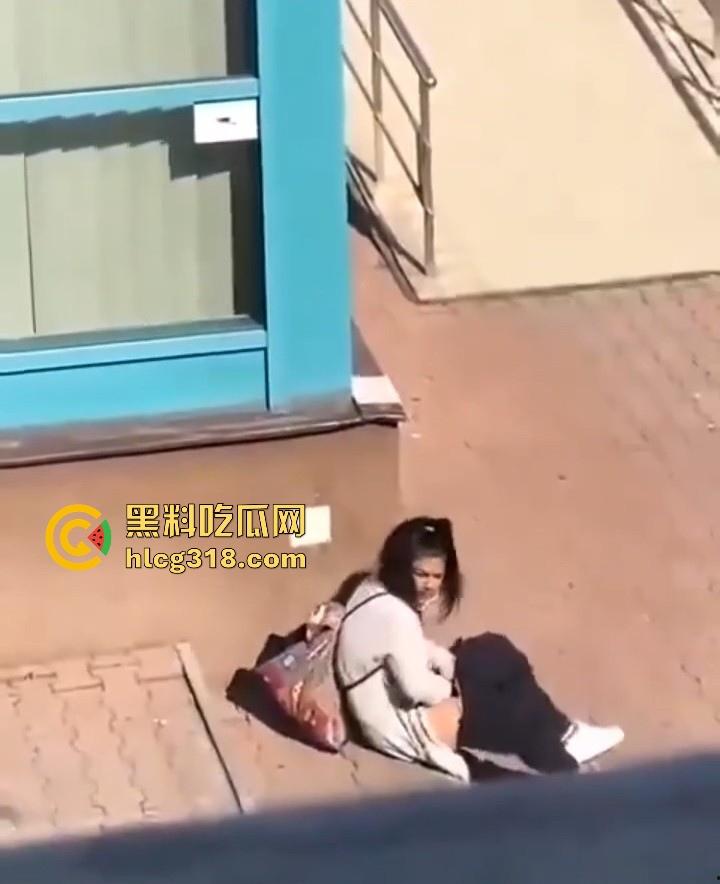 欧美大洋妞街上在线抠逼,不明原因的阴道瘙痒,眼看四下无人脱掉裤子自行止痒!-6