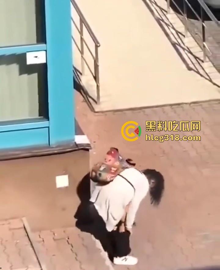 欧美大洋妞街上在线抠逼,不明原因的阴道瘙痒,眼看四下无人脱掉裤子自行止痒!-8