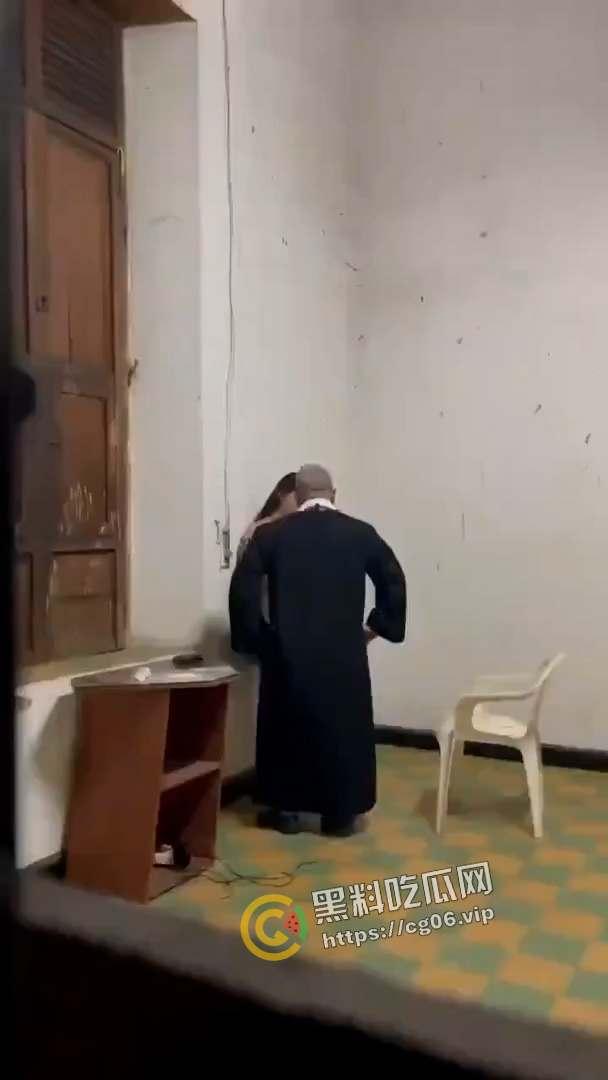 神父不得不说的秘密!神父叫鸡 还使劲闻鸡的内裤和袜子 拉进忏悔室里猛干 被偷拍流出-1