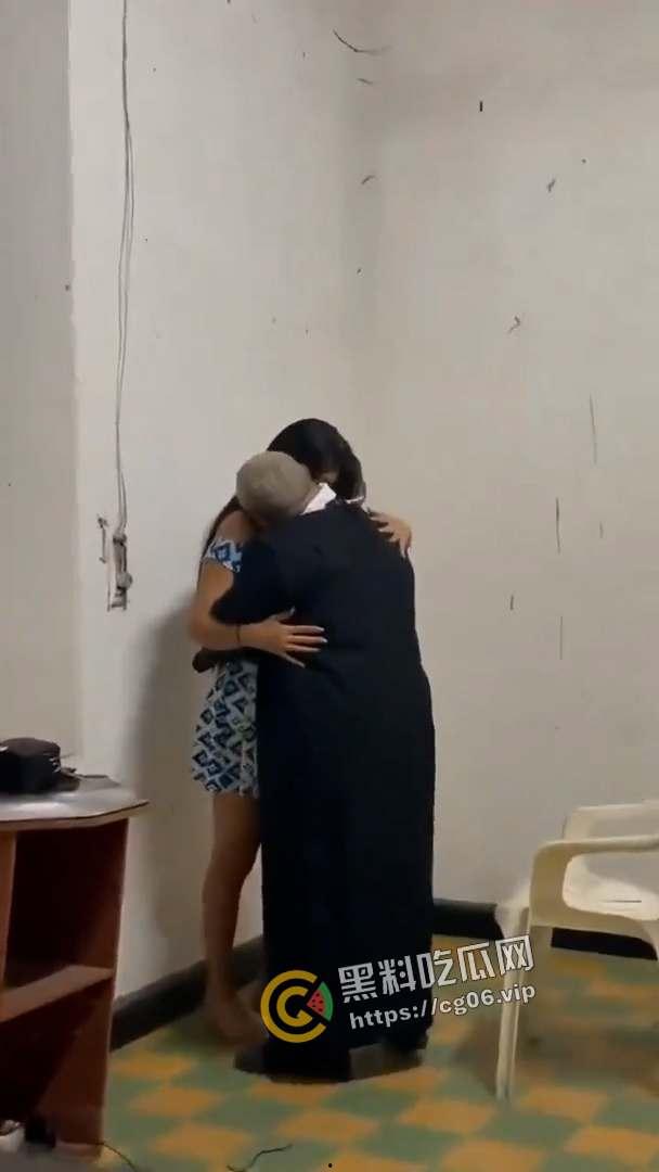 神父不得不说的秘密!神父叫鸡 还使劲闻鸡的内裤和袜子 拉进忏悔室里猛干 被偷拍流出-4