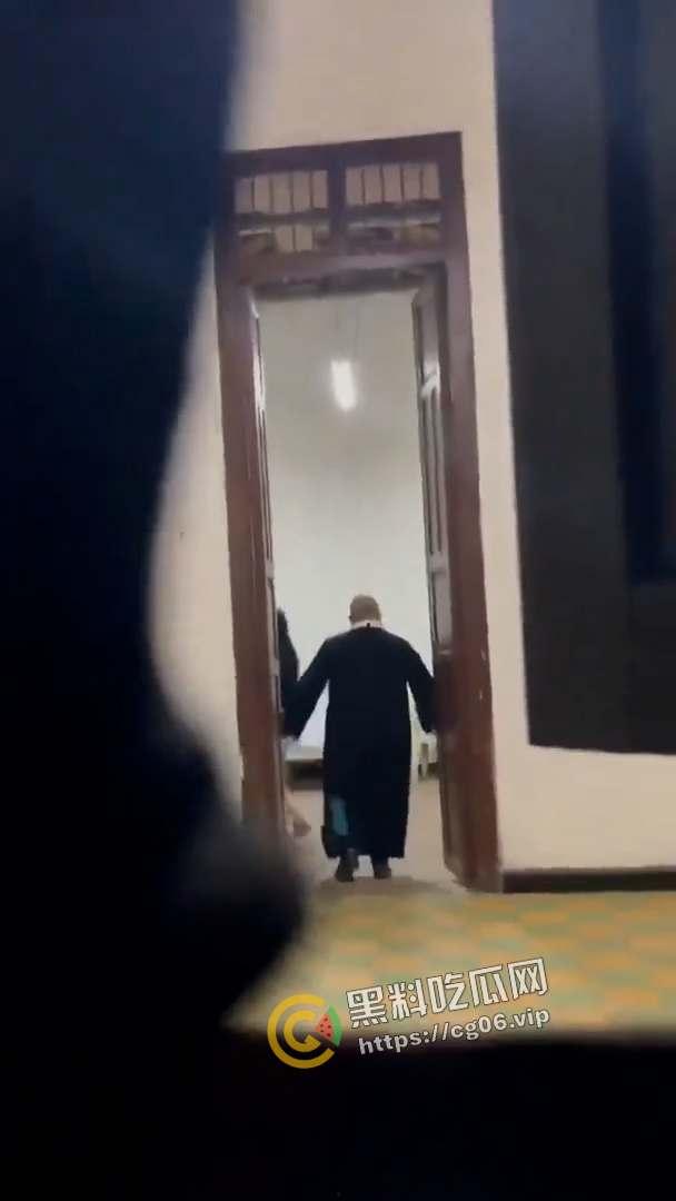 神父不得不说的秘密!神父叫鸡 还使劲闻鸡的内裤和袜子 拉进忏悔室里猛干 被偷拍流出-5