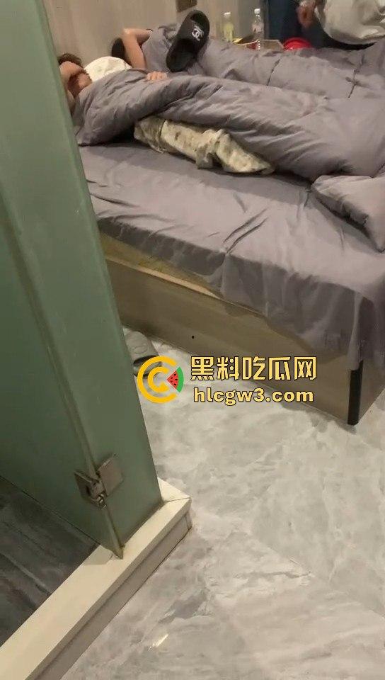 绿茶女炮台酒店开房偷吃带闺蜜围观!边炫泡面边看日逼大片,男友破门怒吼捉奸全程被录!-2