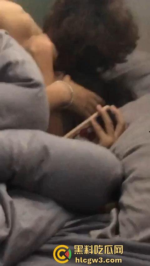 绿茶女炮台酒店开房偷吃带闺蜜围观!边炫泡面边看日逼大片,男友破门怒吼捉奸全程被录!-3