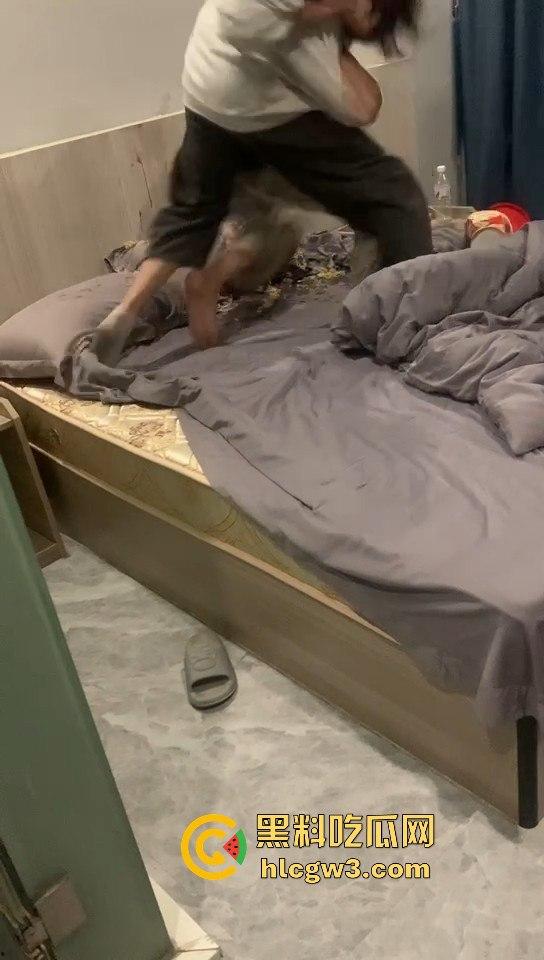 绿茶女炮台酒店开房偷吃带闺蜜围观!边炫泡面边看日逼大片,男友破门怒吼捉奸全程被录!-10