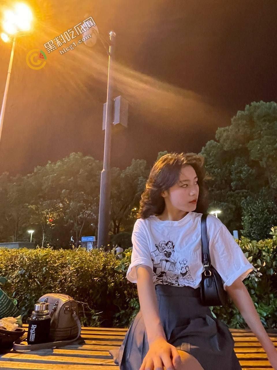 高颜值美女私密视频曝光:她的手活、口技、脚技巧令人惊叹!不愧是百人斩美女-1