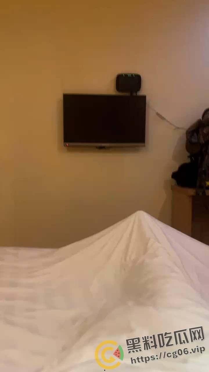 东北老铁带刀嫖娼 完不给钱还报警抓自己把小姐吓跑了 微信群嚣张扬言敢来找事就拼命 可怜了逼被操了钱还没挣到的小姐-5