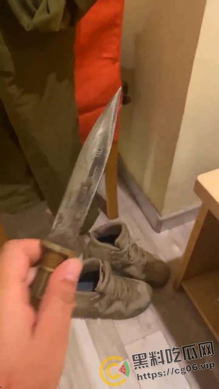 东北老铁带刀嫖娼 完不给钱还报警抓自己把小姐吓跑了 微信群嚣张扬言敢来找事就拼命 可怜了逼被操了钱还没挣到的小姐-7