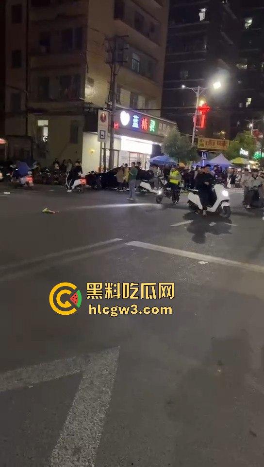 山东精神小伙玩暴力摩托,鬼火少年骑着鬼火拿着砍刀西瓜刀青龙偃月刀,撞死这群杂碎简直为民除害!-3