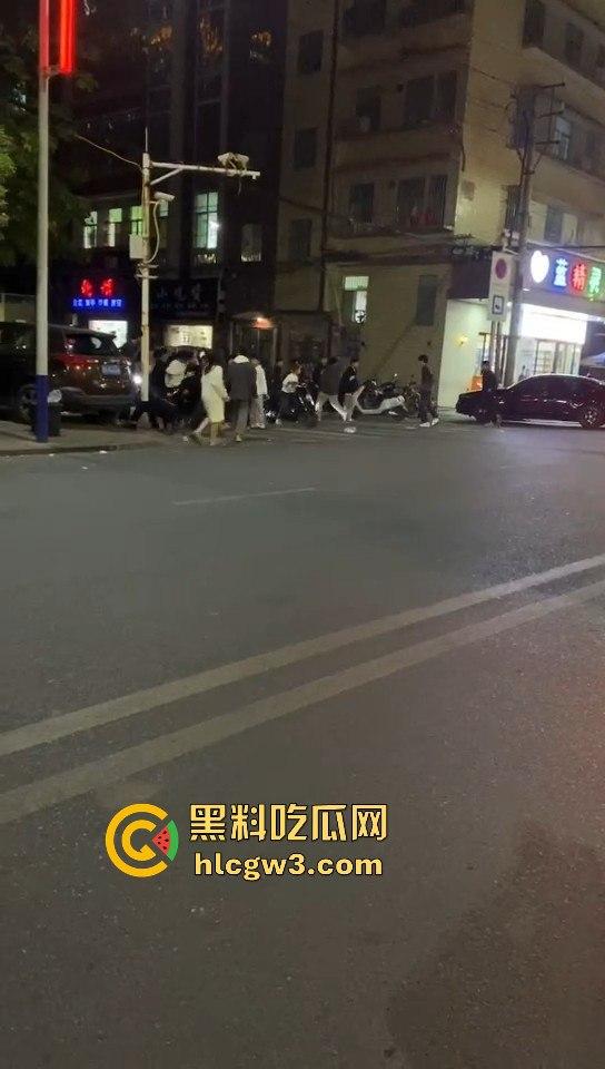 山东精神小伙玩暴力摩托,鬼火少年骑着鬼火拿着砍刀西瓜刀青龙偃月刀,撞死这群杂碎简直为民除害!-5