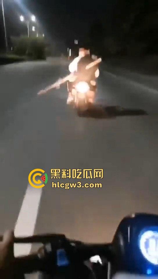 山东精神小伙玩暴力摩托,鬼火少年骑着鬼火拿着砍刀西瓜刀青龙偃月刀,撞死这群杂碎简直为民除害!-7