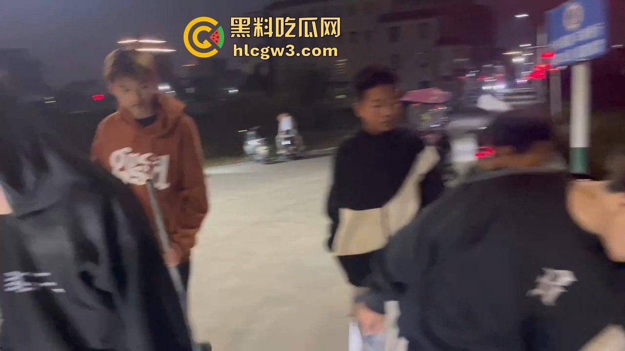 山东精神小伙玩暴力摩托,鬼火少年骑着鬼火拿着砍刀西瓜刀青龙偃月刀,撞死这群杂碎简直为民除害!-9