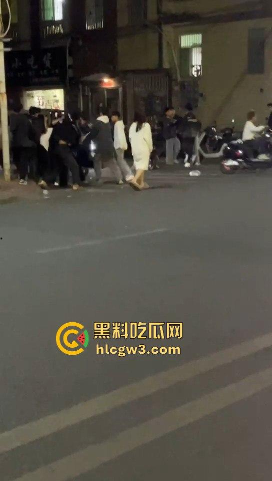 山东精神小伙玩暴力摩托,鬼火少年骑着鬼火拿着砍刀西瓜刀青龙偃月刀,撞死这群杂碎简直为民除害!-10