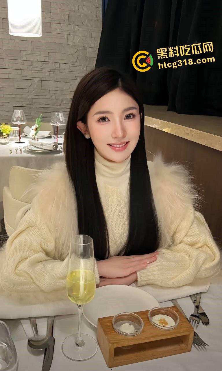 符文婊母狗3P嫌弃还不够!逼被大鸡巴猛操,奶子被吸得红肿!屁股和果冻一样软!-1