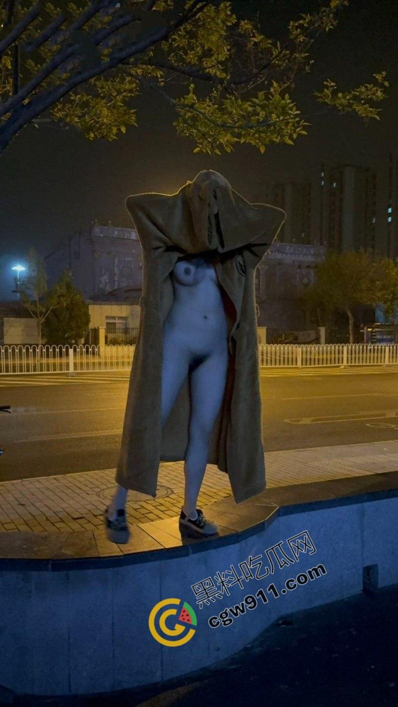 上海交通大学眼镜妹【胡丽敏】户外各种极限露出,翘臀巨乳 粉嫩肥穴被爆操,淫水狂流不止-1