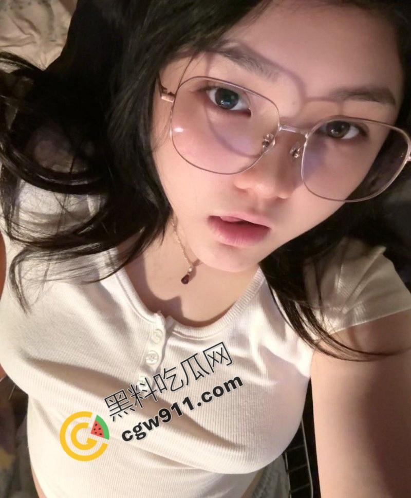 上海交通大学眼镜妹【胡丽敏】户外各种极限露出,翘臀巨乳 粉嫩肥穴被爆操,淫水狂流不止-5